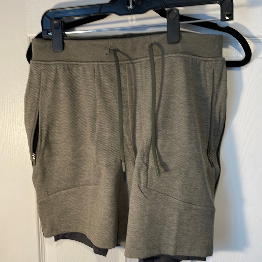 Zipper pockets comfortable green shorts